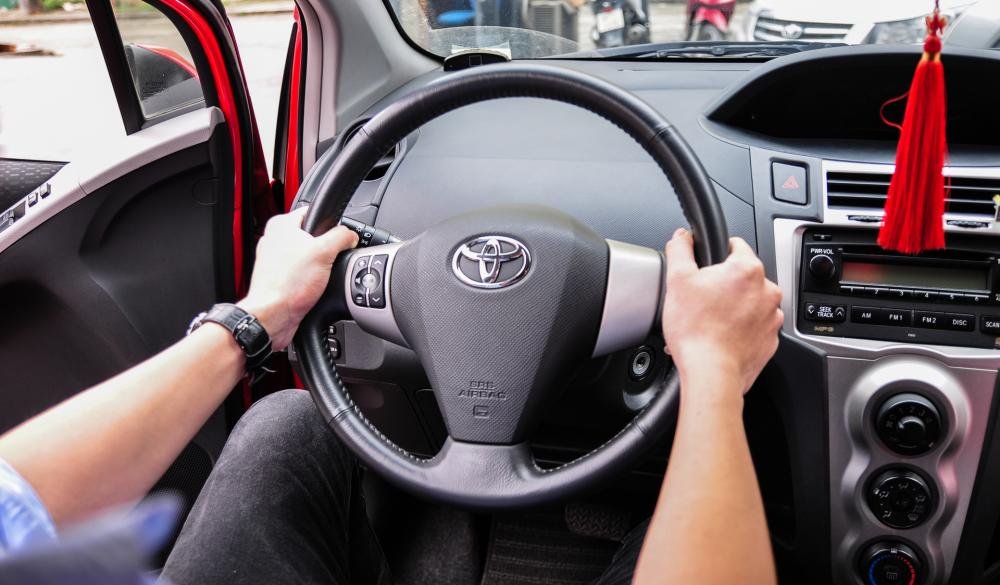 Những tư thế cầm vô lăng lái xe an toàn- Ảnh 2.