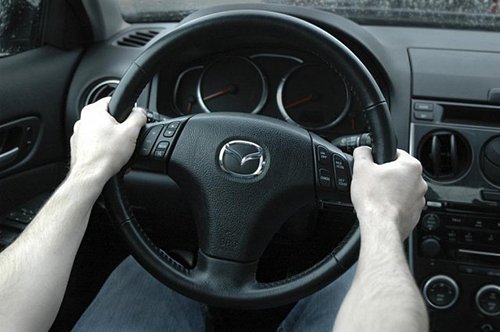 Những tư thế cầm vô lăng lái xe an toàn- Ảnh 3.