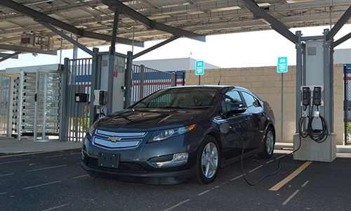 Xe điện của Chevrolet sạc điện tại bãi đỗ.