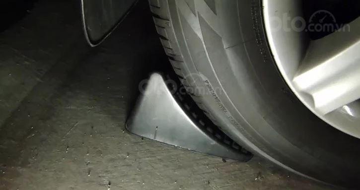 Mua và dùng dốc nâng ô tô kèm chốt chặn