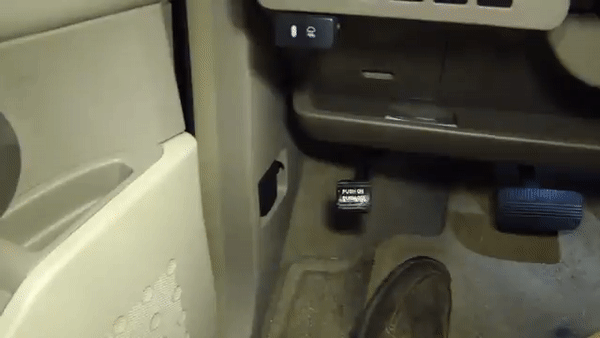 Trên dốc nâng ô tô, dùng phanh đỗ cố định vị trí xe