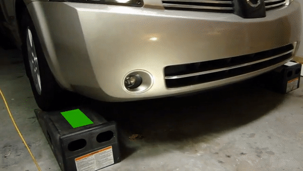 Nhấp ga, từ từ chạy lên dống nâng ô tô