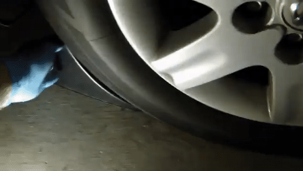 Sau khi xe lên dốc nâng, chèn chốt chặn giữ yên vị trí ô tô