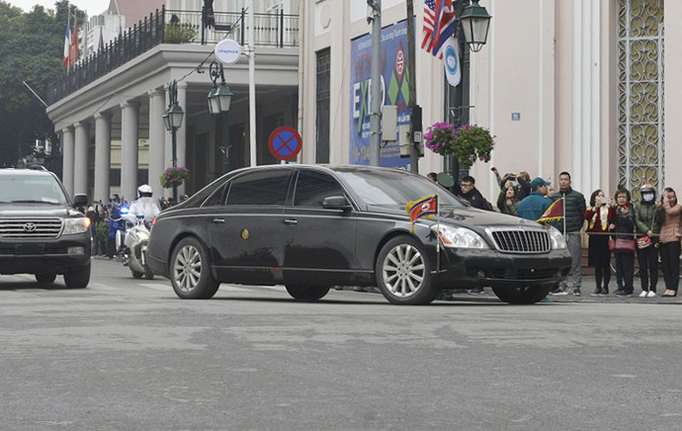 Maybach 62S khi qua khu vực Nhà hát lớn Hà Nội. Ảnh: Tất Định