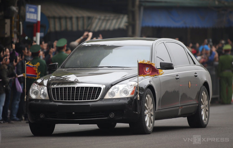 Maybach 62S của đoàn hộ tống Kim trên phố Hà Nội sáng 26/2. Ảnh: Lâm Thỏa