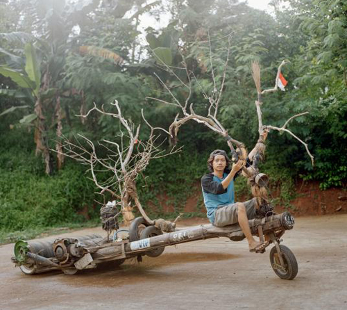 Neo, một người mê xe từ Balaraja, thị trấn nhỏ ở tỉnh Banten, Java. Chiếc  Vespa chế từ cây của anh khá nổi tiếng trên Instagram. Trong 2016, Neo đã lái xe này khoảng 4.800 km.