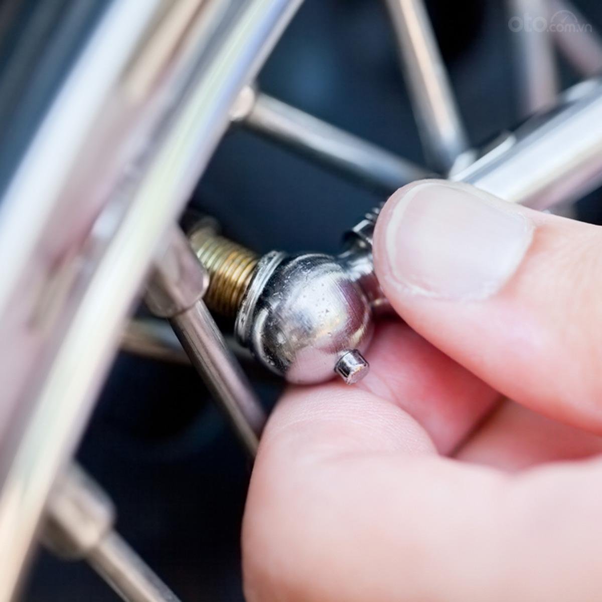 Những món đồ nên để trên xe ô tô vào ngày hè- Ảnh 8.