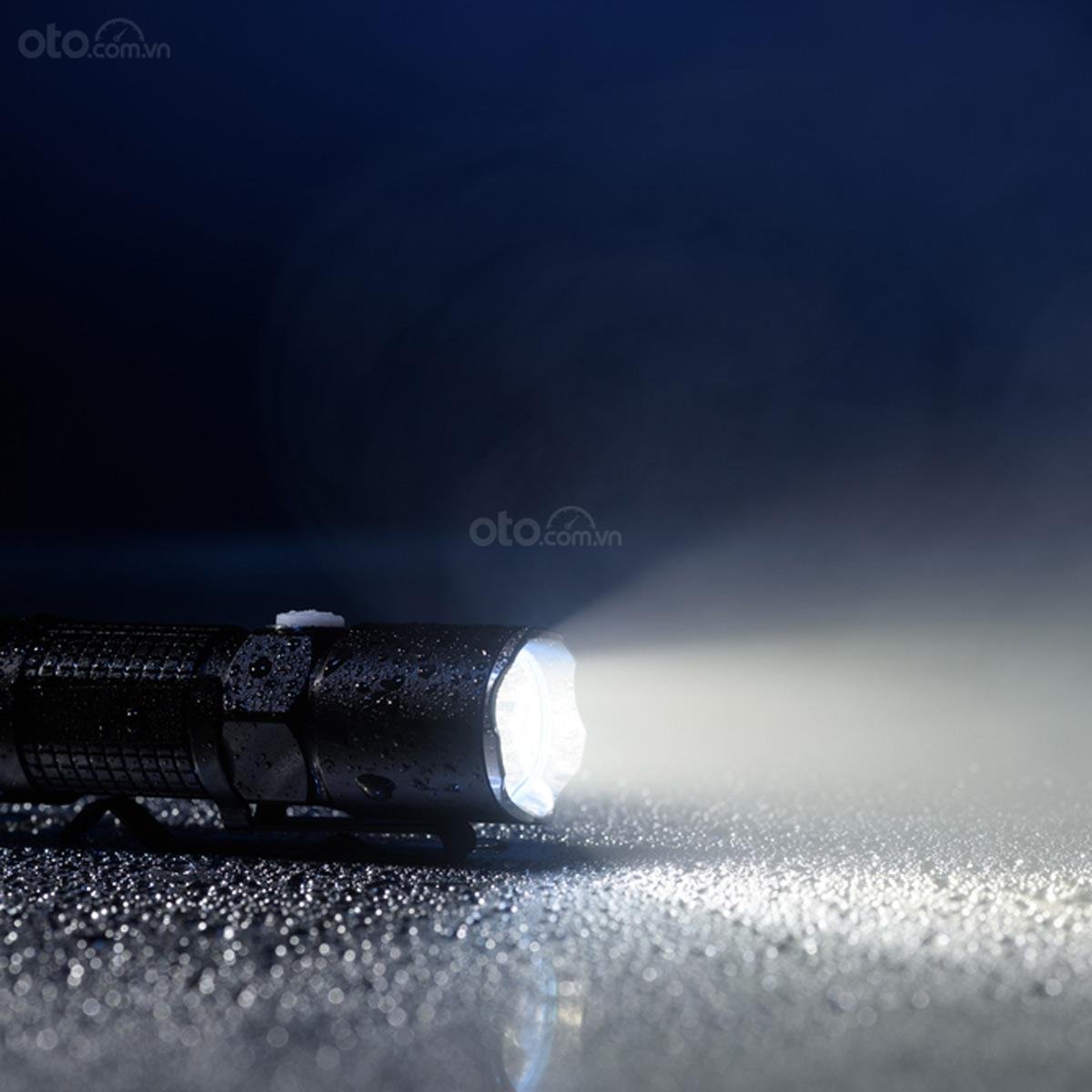 Những món đồ nên để trên xe ô tô vào ngày hè- Ảnh 6.