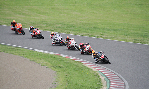 Các tay đua thi đấu tại trường đua Suzuka, Nhật Bản hôm 9/6.