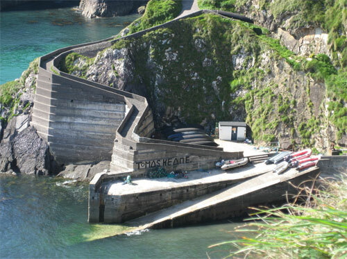 Con đường dẫn xuống bến phà.