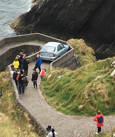 Ôtô nằm im giữa hai bức tường chắn trên con đường đi bộ.