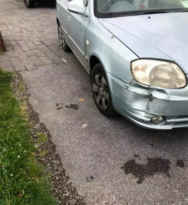 Ôtô bị dập móp ba-đờ-sốc góc bên phải đầu xe. Ảnh: Facebook