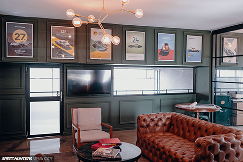 Phòng cafe và ngắm xe.