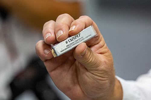 Thẻ kim loại đánh số thứ tự xe.