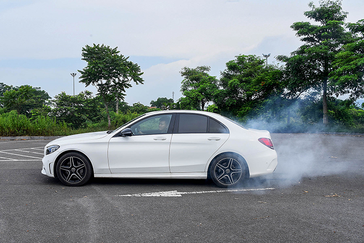 C300 AMG dẫn động cầu sau.