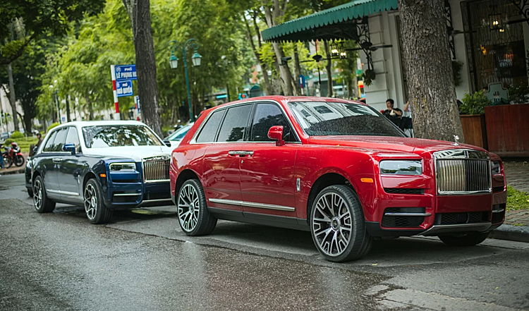 Hai chiếc SUV siêu sang Cullinan nhập tư nhân trên phố Hà Nội. Sản phẩm chính hãng chưa về Việt Nam. 