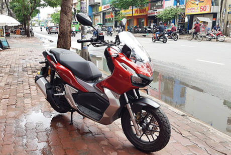 Xe ga Honda ADV 150 tại một đại lý tư nhân ở quận Bình Thạnh, TP HCM. 