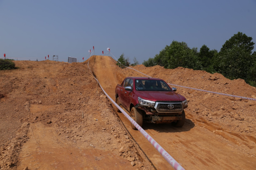 Hilux thể hiện khả năng vượt địa hình tại giải VOC 2019.