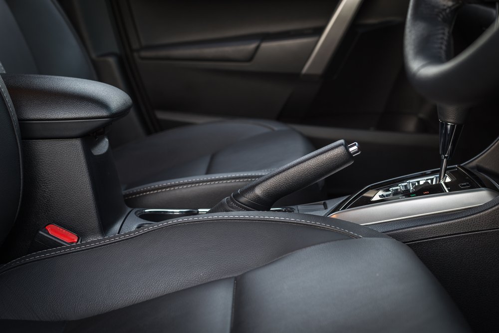 Những thói quen làm hỏng ô tô nhiều tài xế vấp phải - Không dùng phanh đỗ Những thói quen làm hỏng ô tô nhiều tài xế vấp phải - Không dùng phanh đỗ