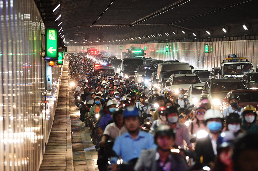 Các tình huống giao thông mà tài xế không nên cố vượt- Ảnh 4.