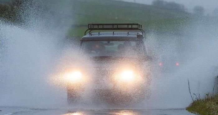 6 mẹo lái xe giúp phòng tránh tai nạn trong thời tiết xấua