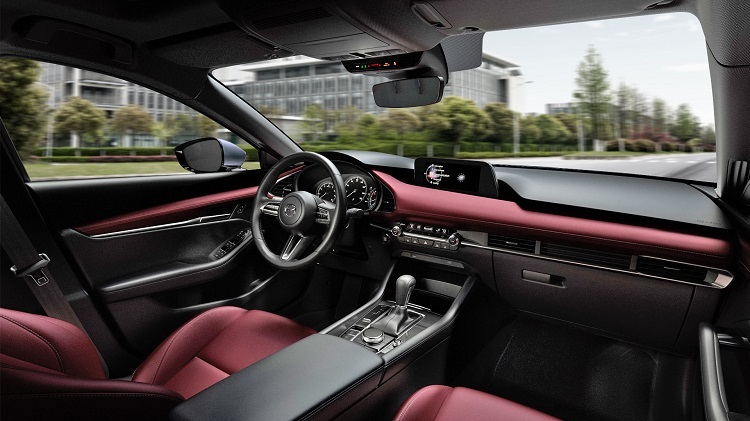 Nội thất của xe trang bị nhiều công nghệ hiện đại.