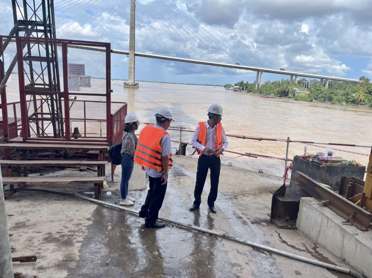 Nhân chứng kể khoảnh khắc 3 người rơi xuống sông tại dự án cầu Mỹ Thuận 2 - Ảnh 2. Nhân chứng kể khoảnh khắc 3 người rơi xuống sông tại dự án cầu Mỹ Thuận 2 - Ảnh 2.