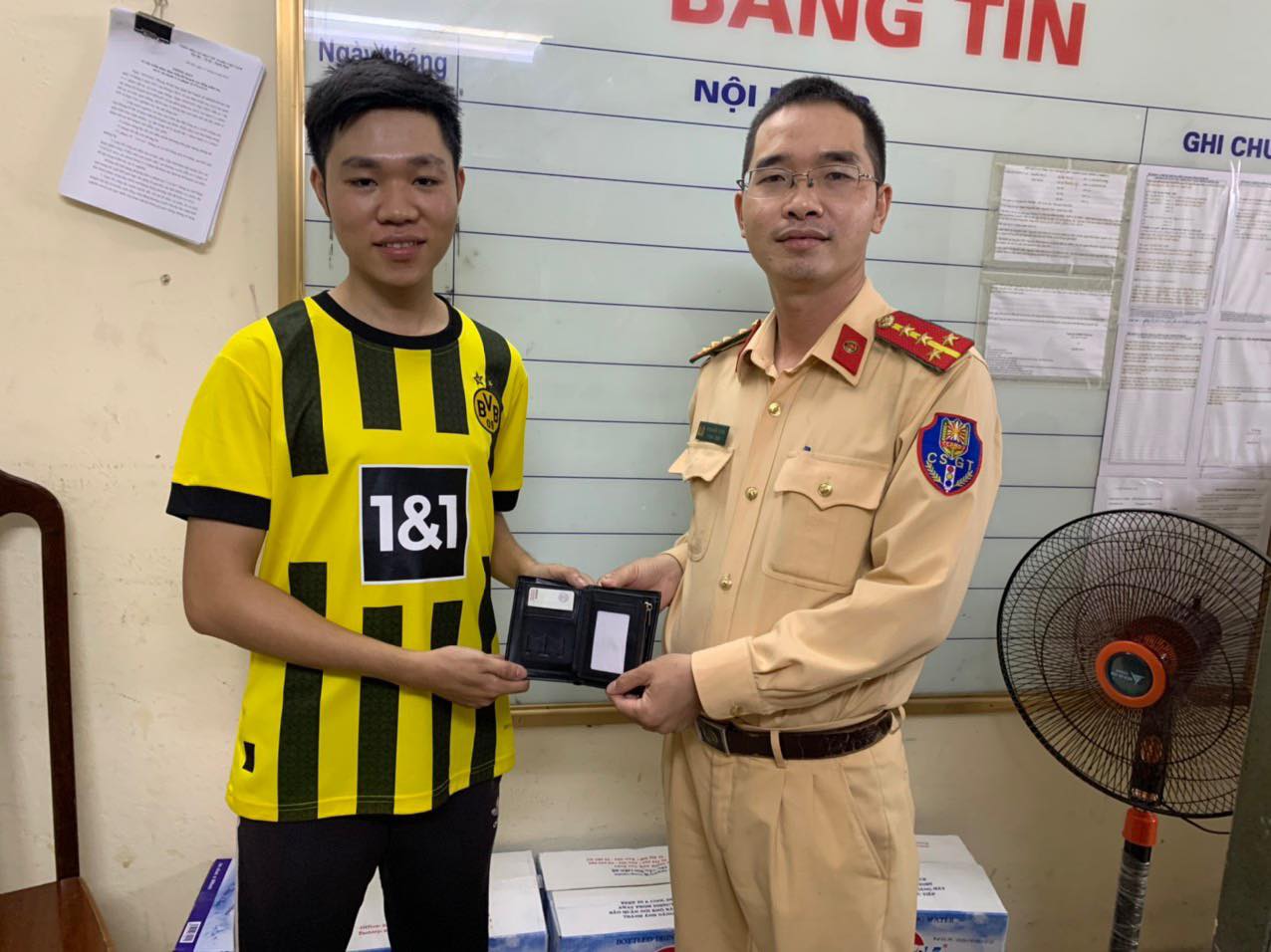 CSGT Hà Nội kịp thời tìm trao trả ví cho chủ nhân chiếc ví bị rơi trên đường - Ảnh 1.
