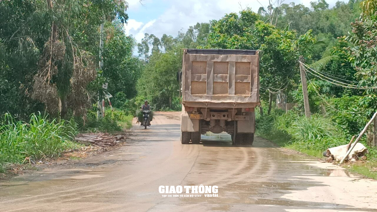 Video: Xe chở đất dấu hiệu quá tải tung hoành các tuyến đường ở Quảng Ngãi - Ảnh 6. Video: Xe chở đất dấu hiệu quá tải tung hoành các tuyến đường ở Quảng Ngãi - Ảnh 6.