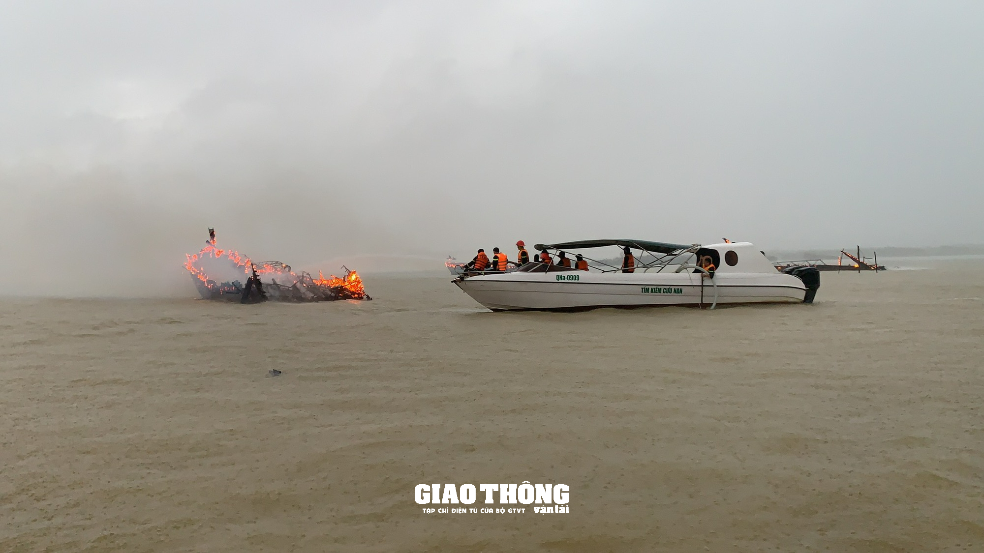 Video: Ngọn lửa ngùn ngụt thiêu rụi hàng loạt tàu cao tốc du lịch ở Cửa Đại (Hội An, Quảng Nam) - Ảnh 3.