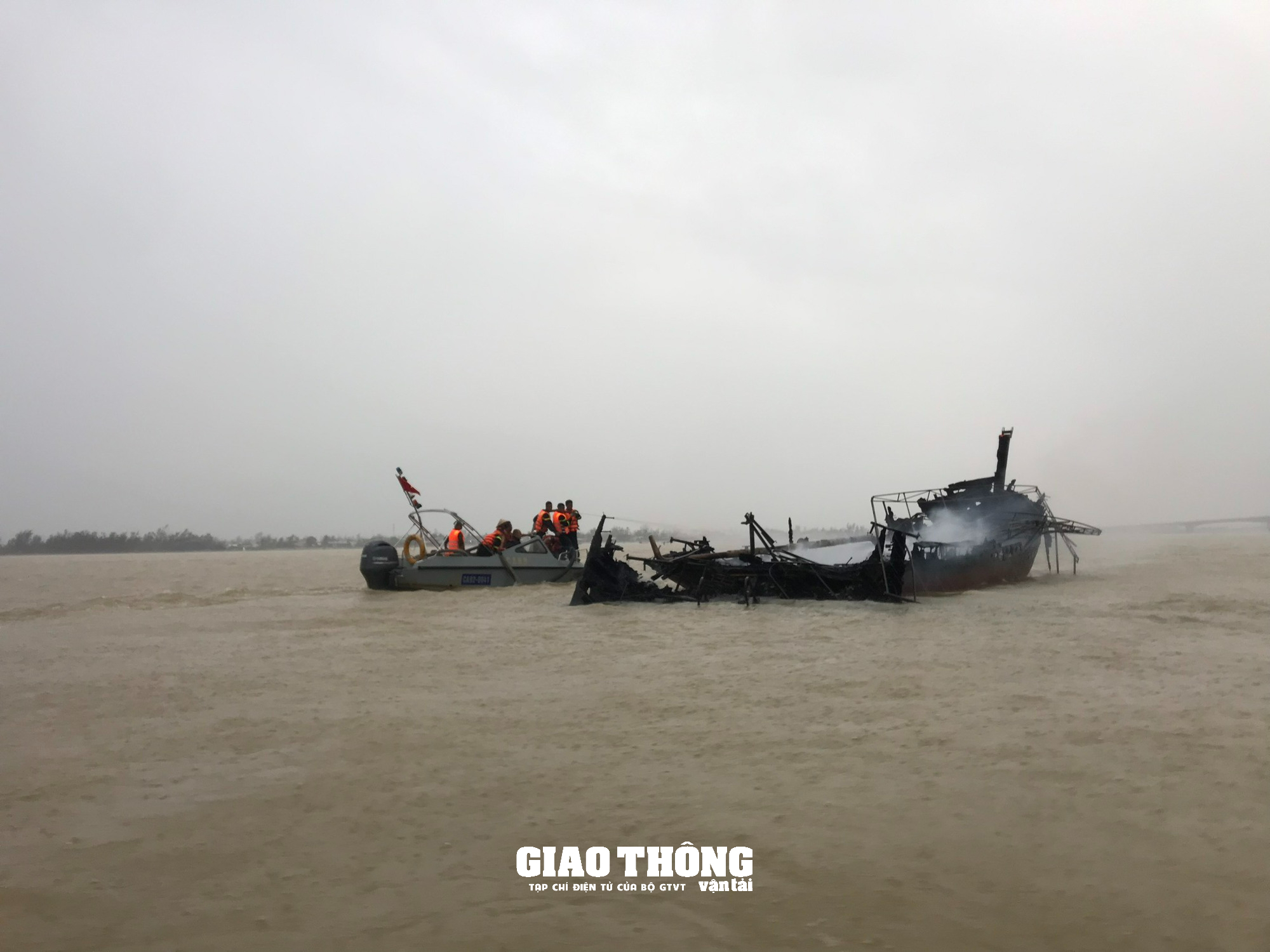 Video: Ngọn lửa ngùn ngụt thiêu rụi hàng loạt tàu cao tốc du lịch ở Cửa Đại (Hội An, Quảng Nam) - Ảnh 10.