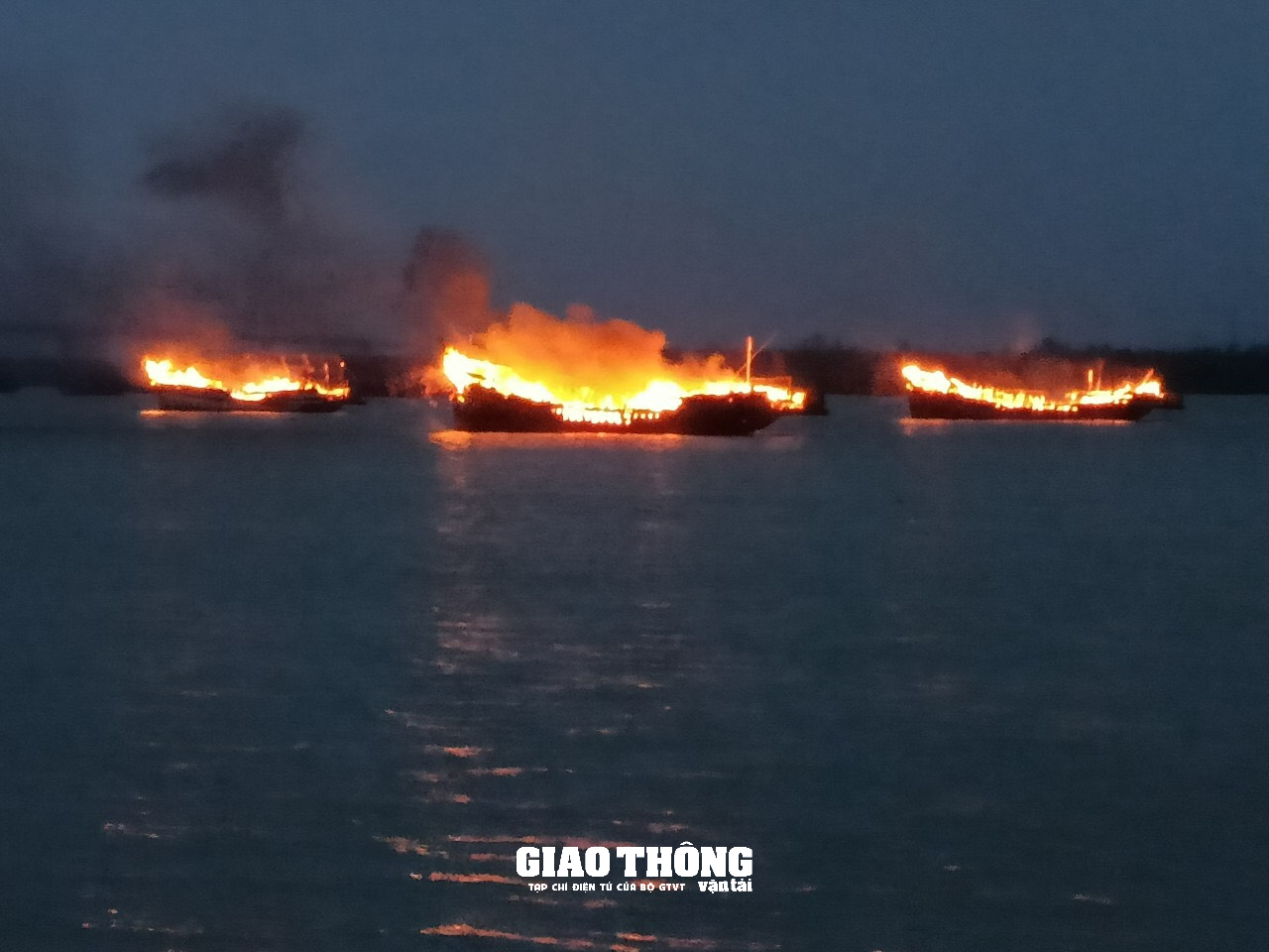 Video: Ngọn lửa ngùn ngụt thiêu rụi hàng loạt tàu cao tốc du lịch ở Cửa Đại (Hội An, Quảng Nam) - Ảnh 8.