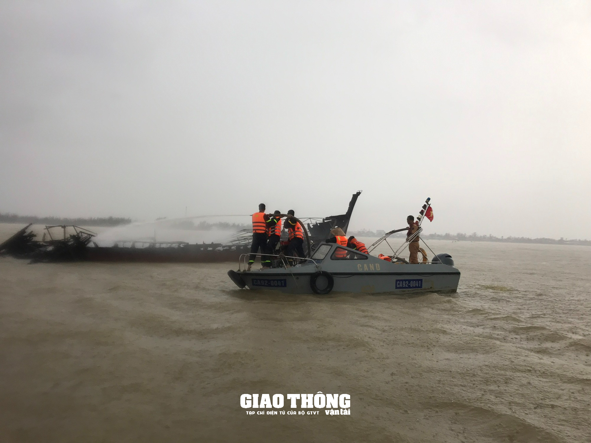 Video: Ngọn lửa ngùn ngụt thiêu rụi hàng loạt tàu cao tốc du lịch ở Cửa Đại (Hội An, Quảng Nam) - Ảnh 9.