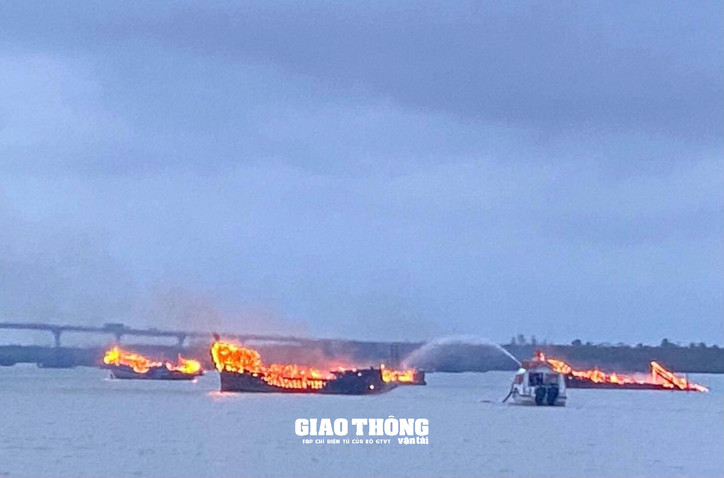 Video: Ngọn lửa ngùn ngụt thiêu rụi hàng loạt tàu cao tốc du lịch ở Cửa Đại (Hội An, Quảng Nam) - Ảnh 6.