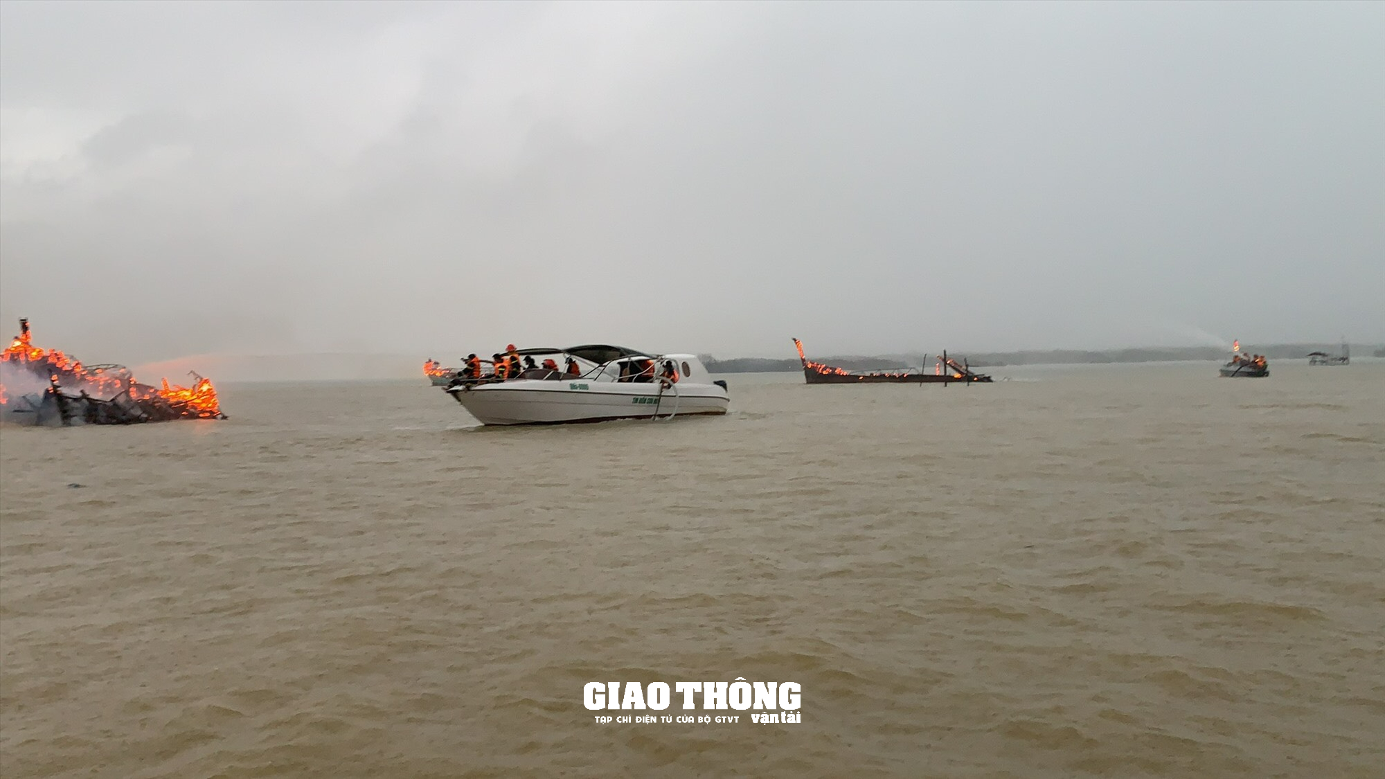 Video: Ngọn lửa ngùn ngụt thiêu rụi hàng loạt tàu cao tốc du lịch ở Cửa Đại (Hội An, Quảng Nam) - Ảnh 7.