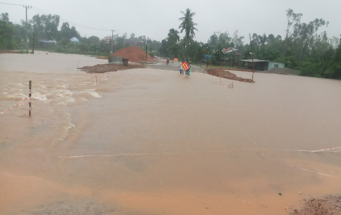 Nhiều tuyến đường ở Quảng Nam ngập sâu đó mưa lớn - Ảnh 8. Nhiều tuyến đường ở Quảng Nam ngập sâu đó mưa lớn - Ảnh 8.