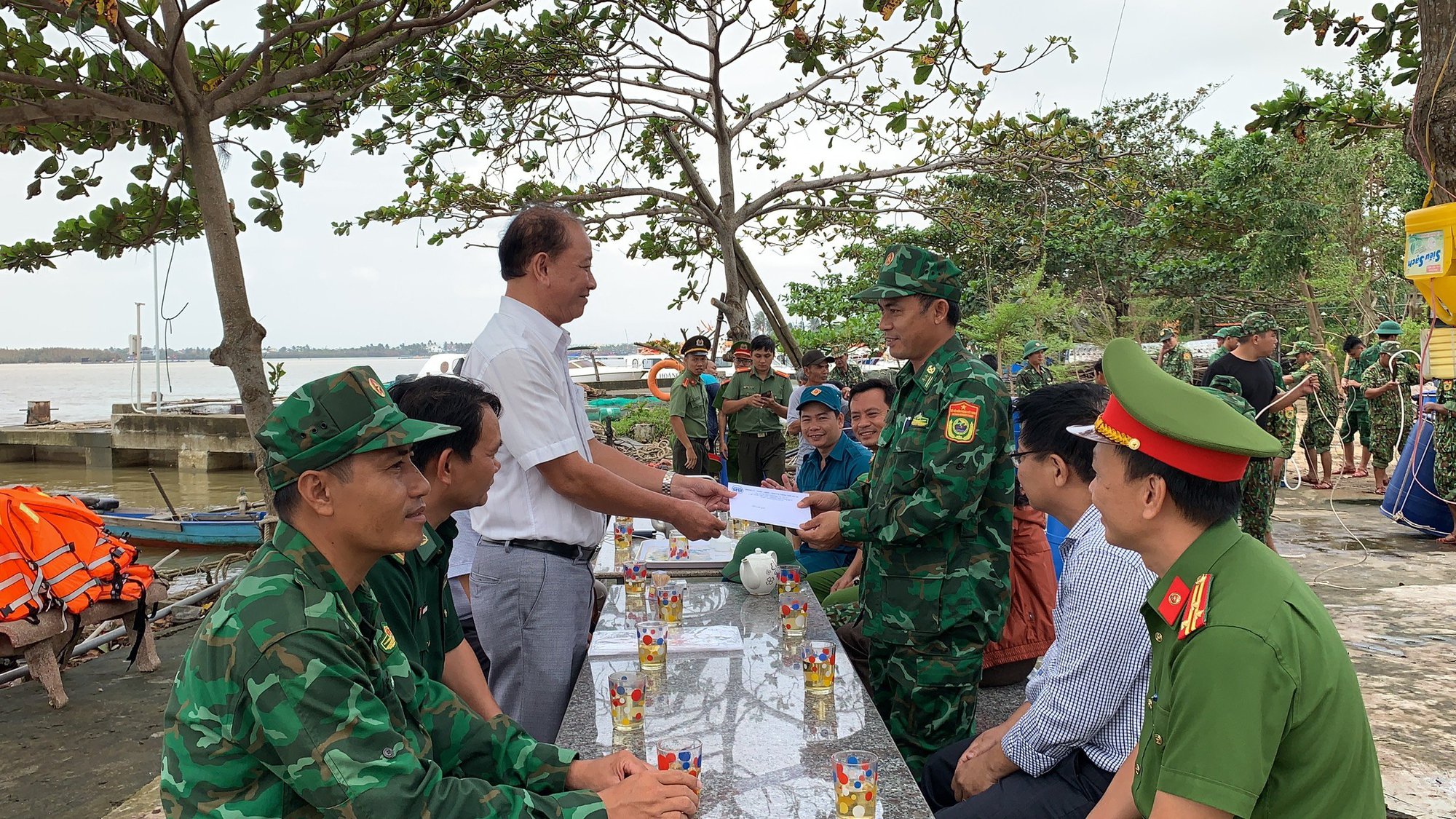 Cận cảnh trục vớt xác tàu chìm, điều tra hàng loạt tàu cháy ở Quảng Nam - Ảnh 9.