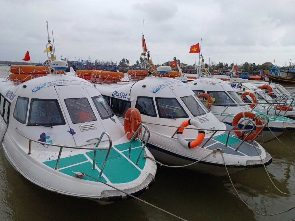 Cận cảnh trục vớt xác tàu chìm, điều tra hàng loạt tàu cháy ở Quảng Nam - Ảnh 5.