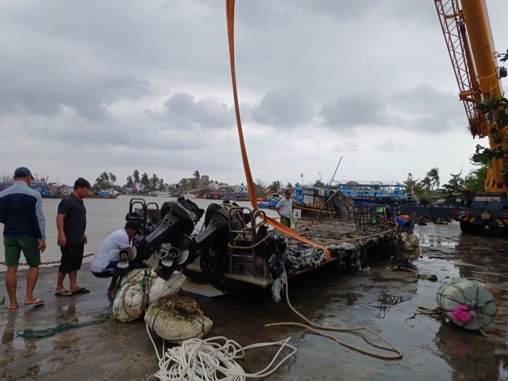 Cận cảnh trục vớt xác tàu chìm, điều tra hàng loạt tàu cháy ở Quảng Nam - Ảnh 6.
