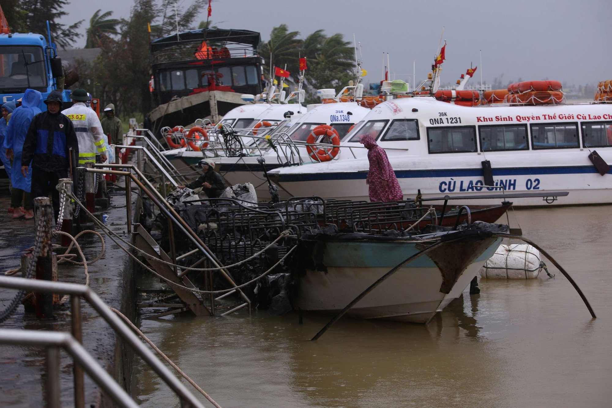 Cận cảnh trục vớt xác tàu chìm, điều tra hàng loạt tàu cháy ở Quảng Nam - Ảnh 2.