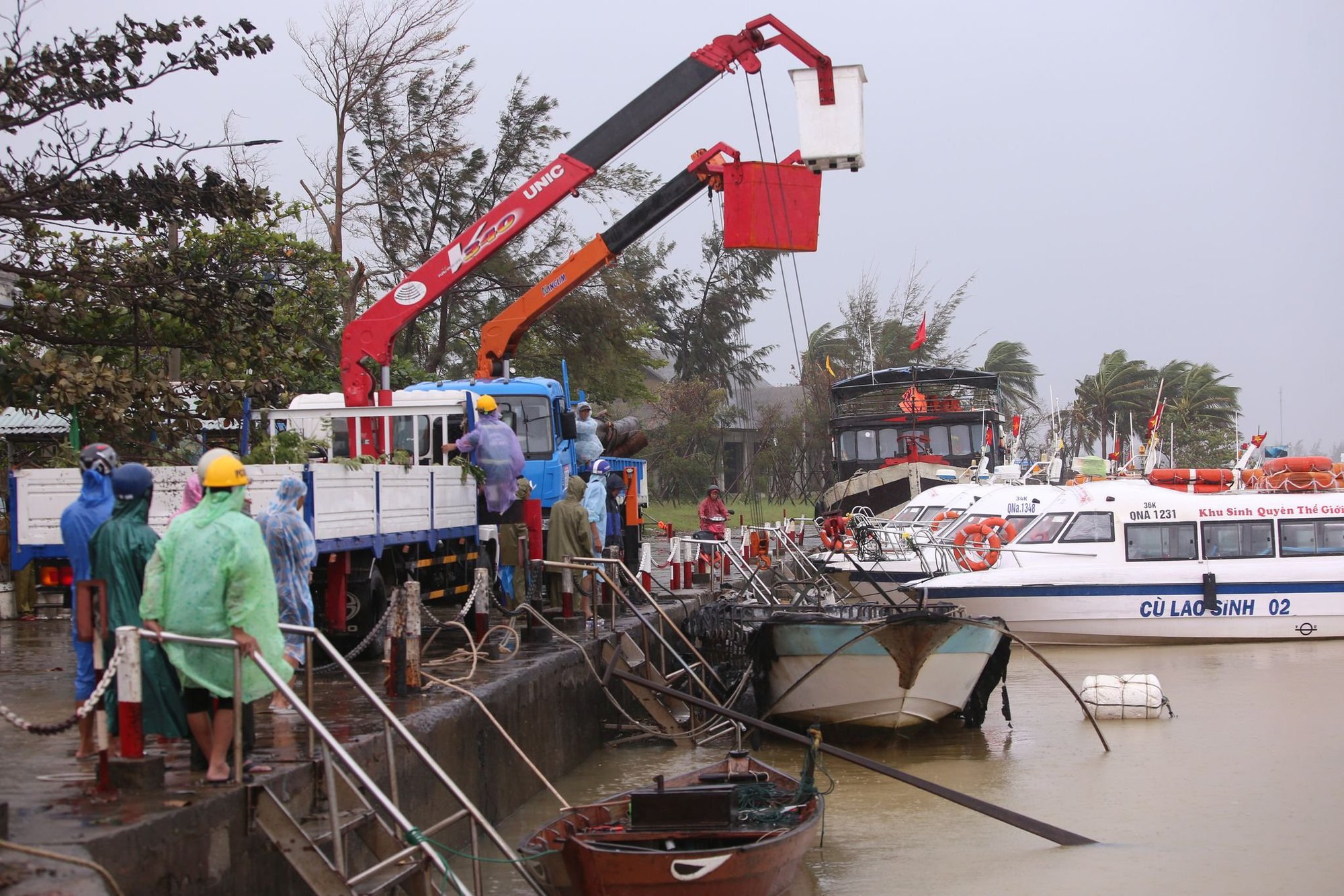 Cận cảnh trục vớt xác tàu chìm, điều tra hàng loạt tàu cháy ở Quảng Nam - Ảnh 4.
