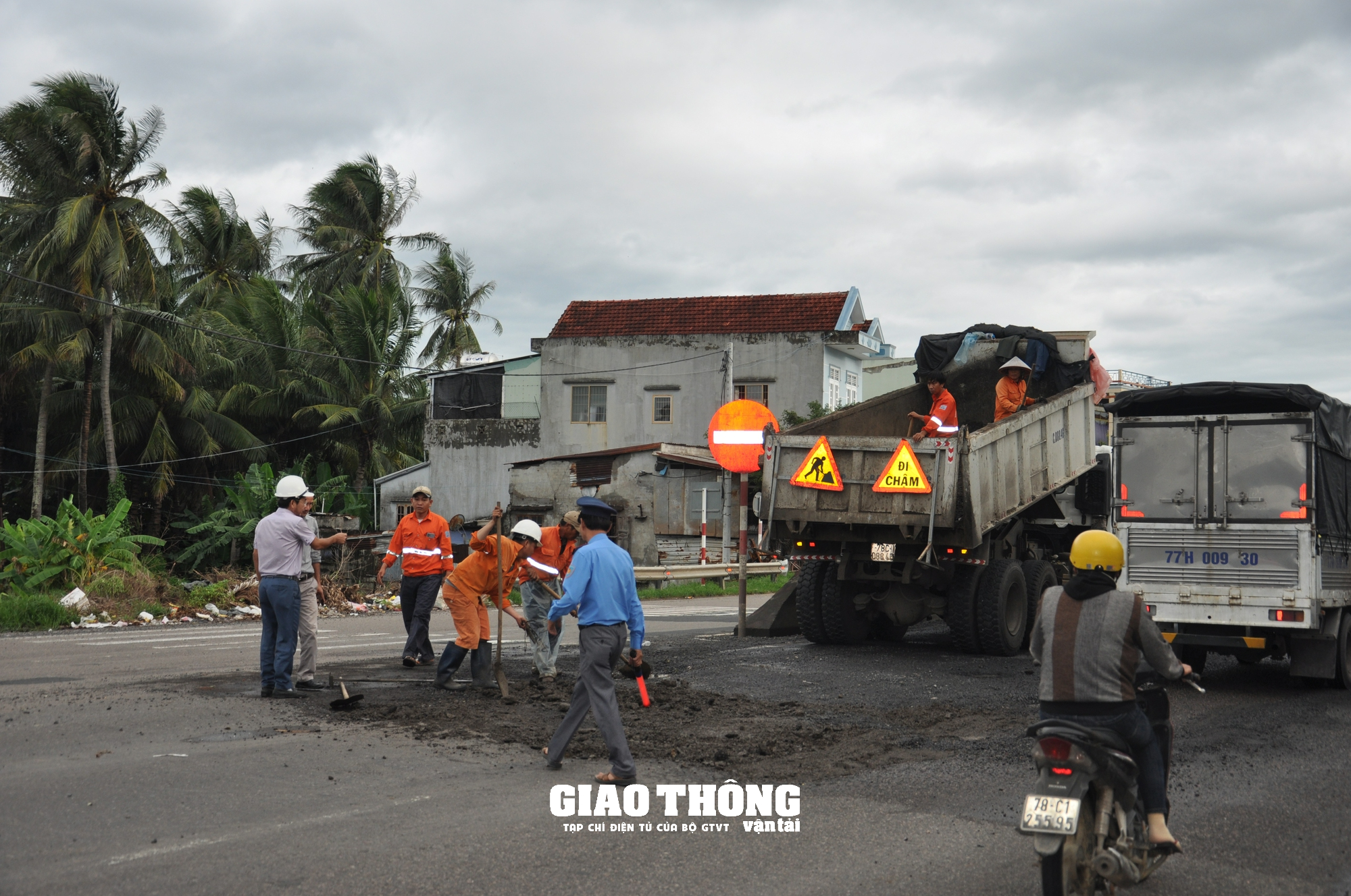 Vá sửa mặt đường QL1 - Ảnh 1.