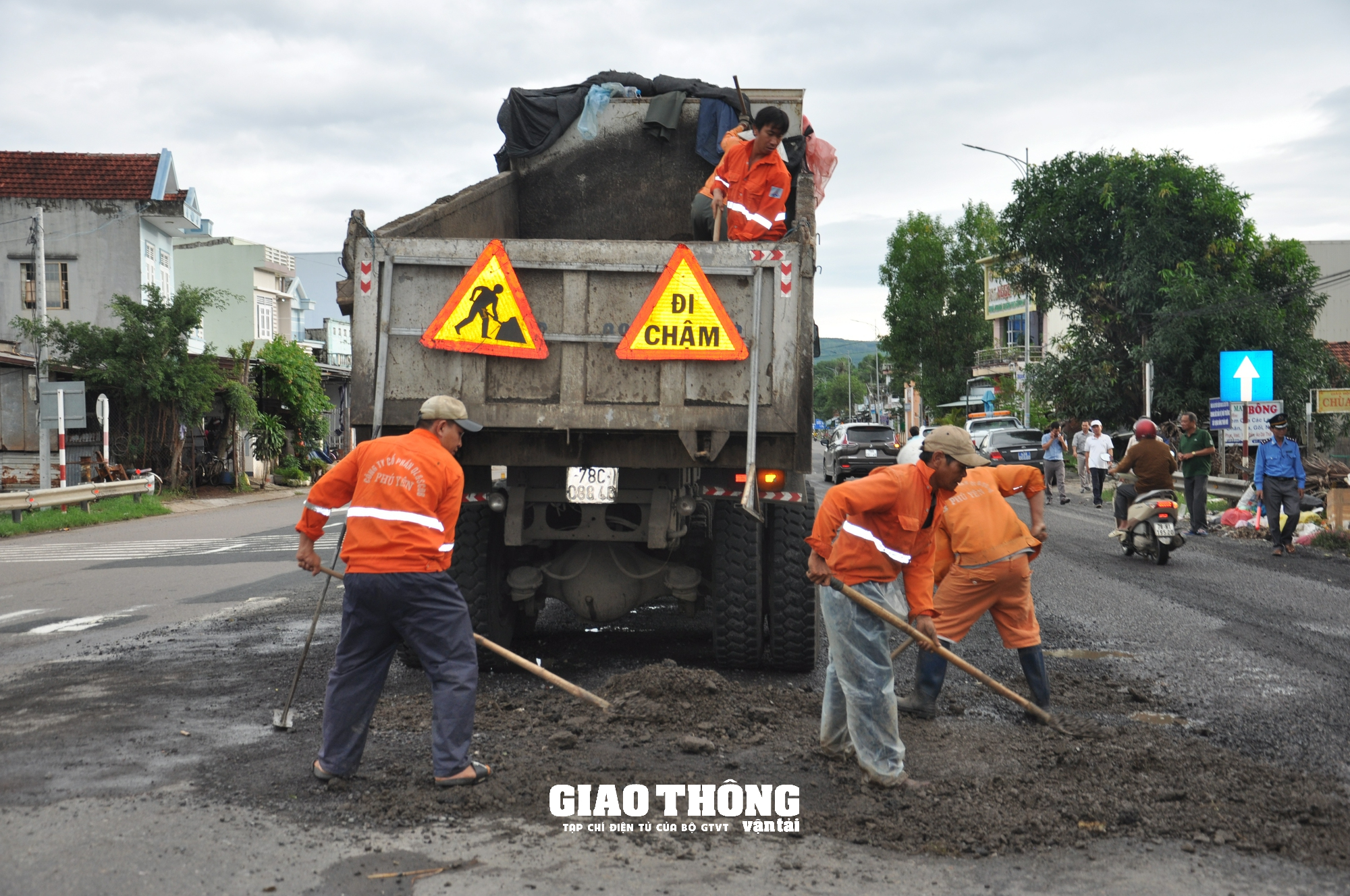 Vá sửa mặt đường QL1 - Ảnh 3.