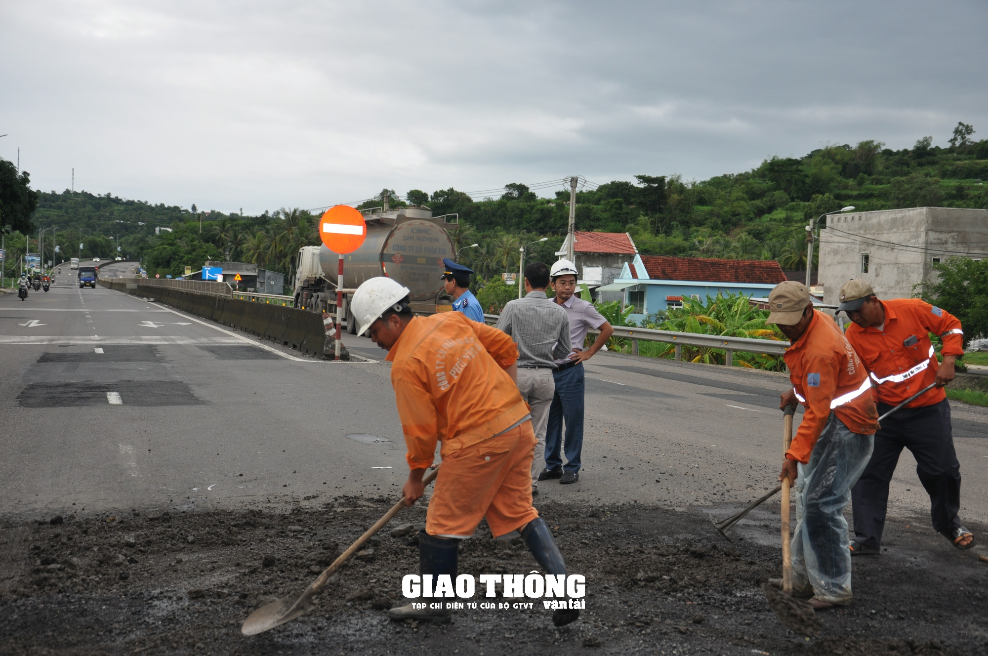 Vá sửa mặt đường QL1 - Ảnh 4.