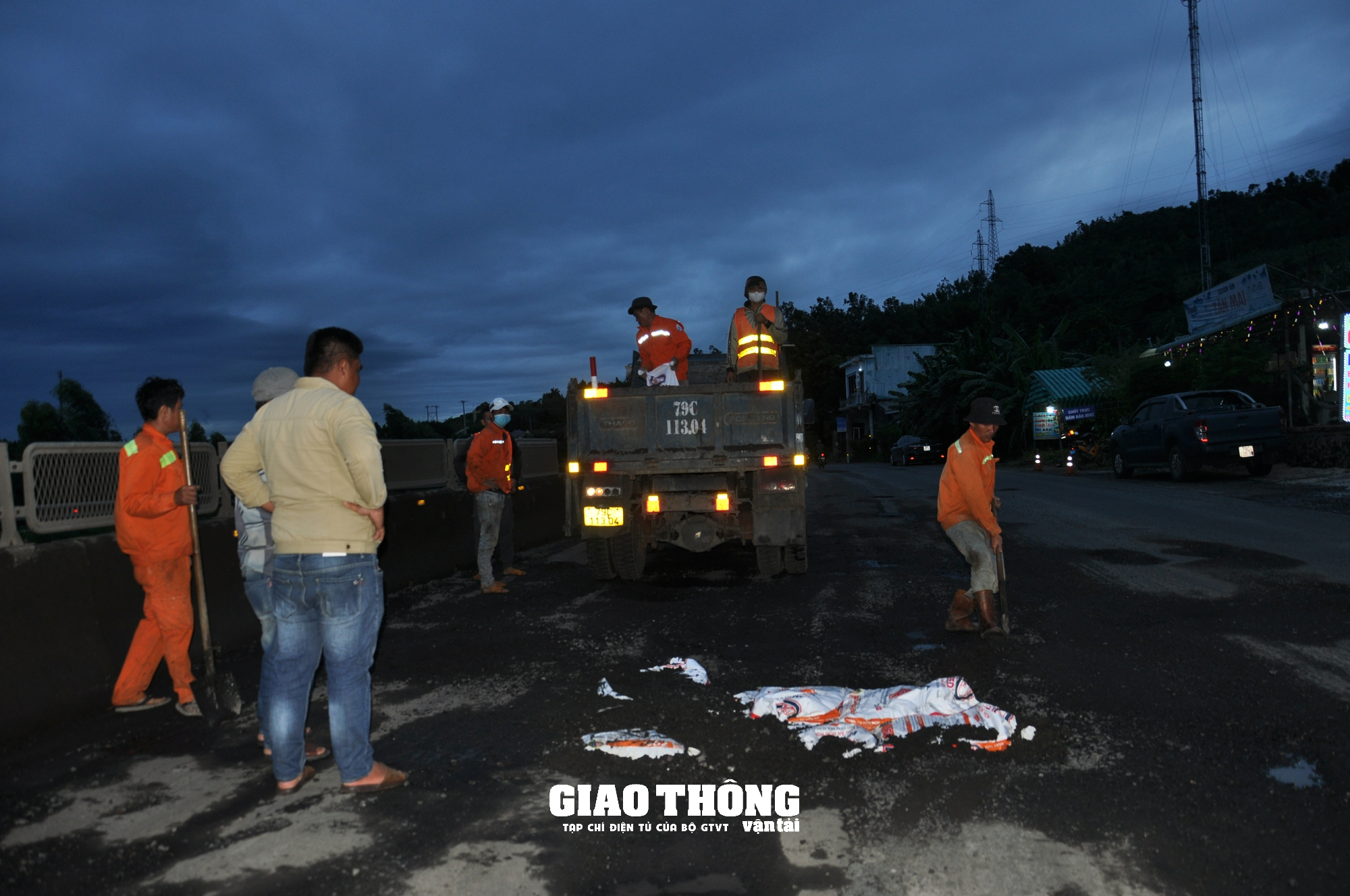 Vá sửa mặt đường QL1 - Ảnh 5.