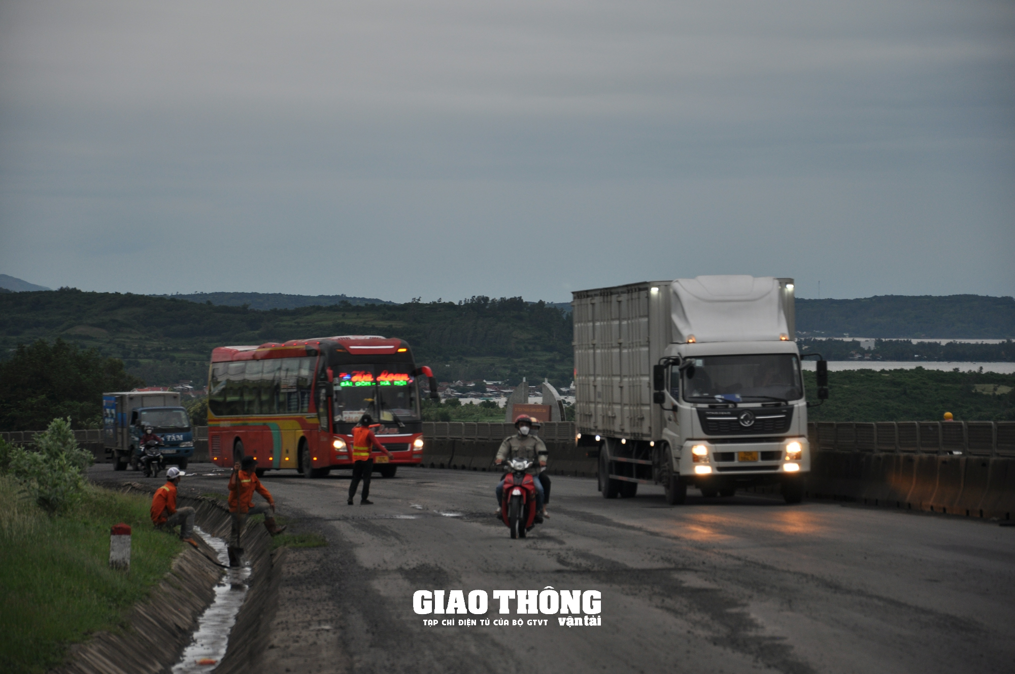 Vá sửa mặt đường QL1 - Ảnh 12.