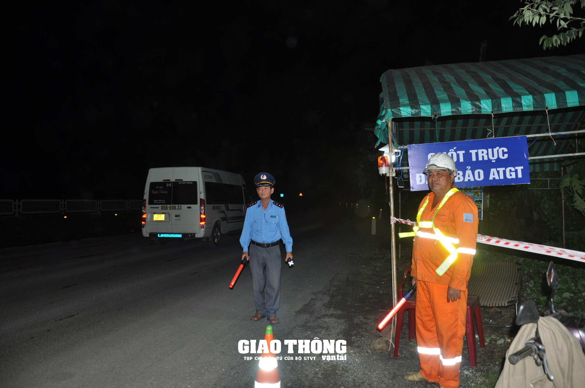 Vá sửa mặt đường QL1 - Ảnh 2.