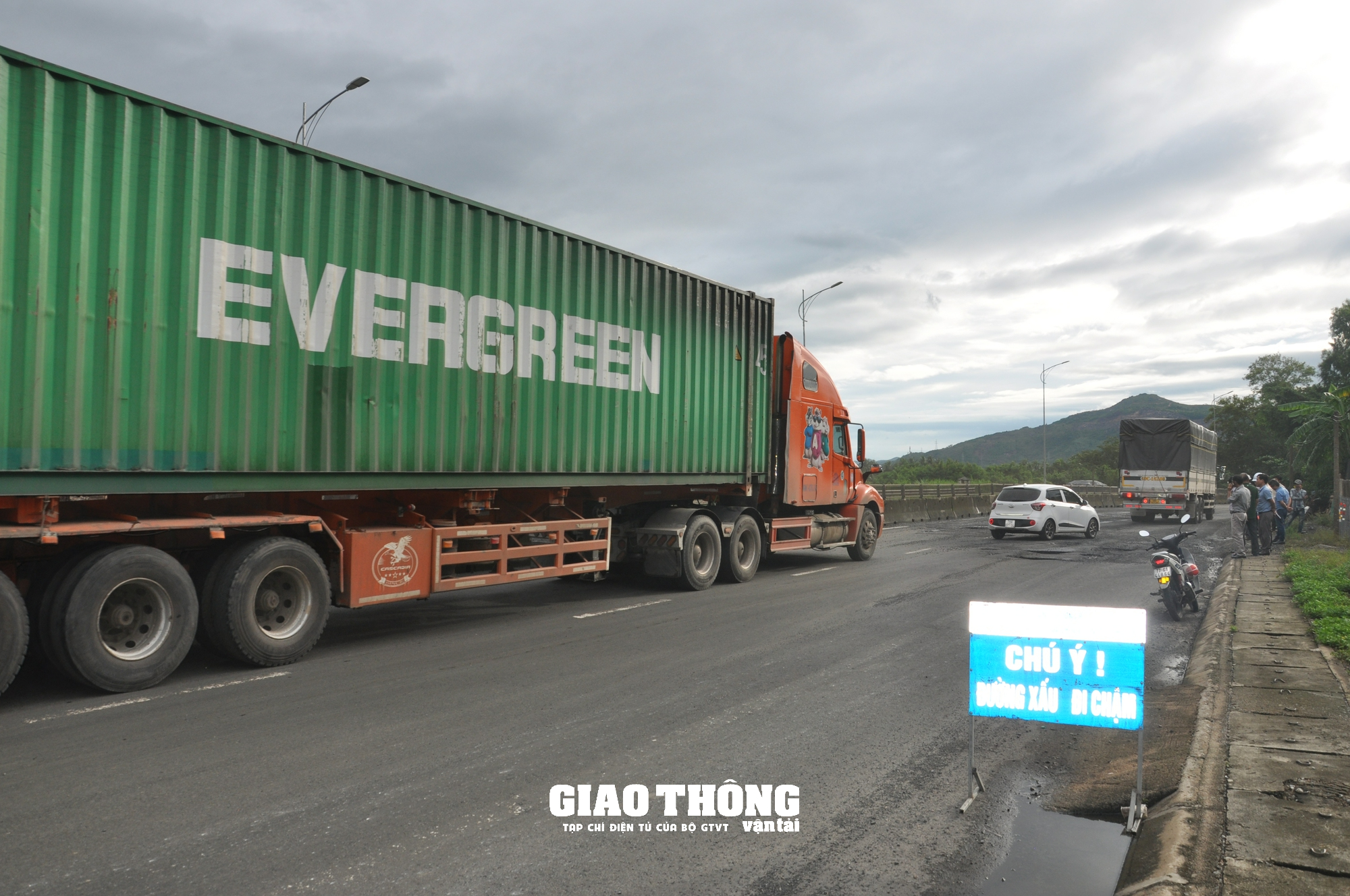 Vá sửa mặt đường QL1 - Ảnh 10.