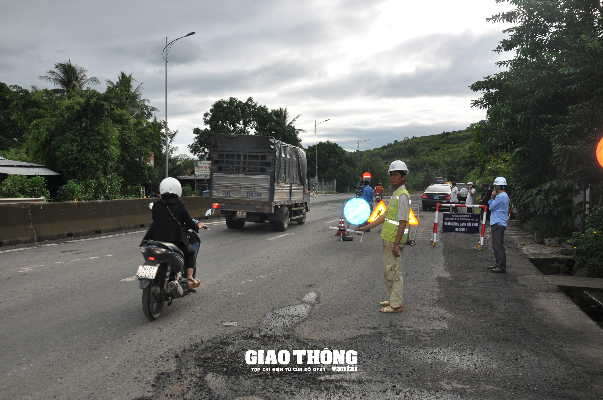 Vá sửa mặt đường QL1 - Ảnh 6.