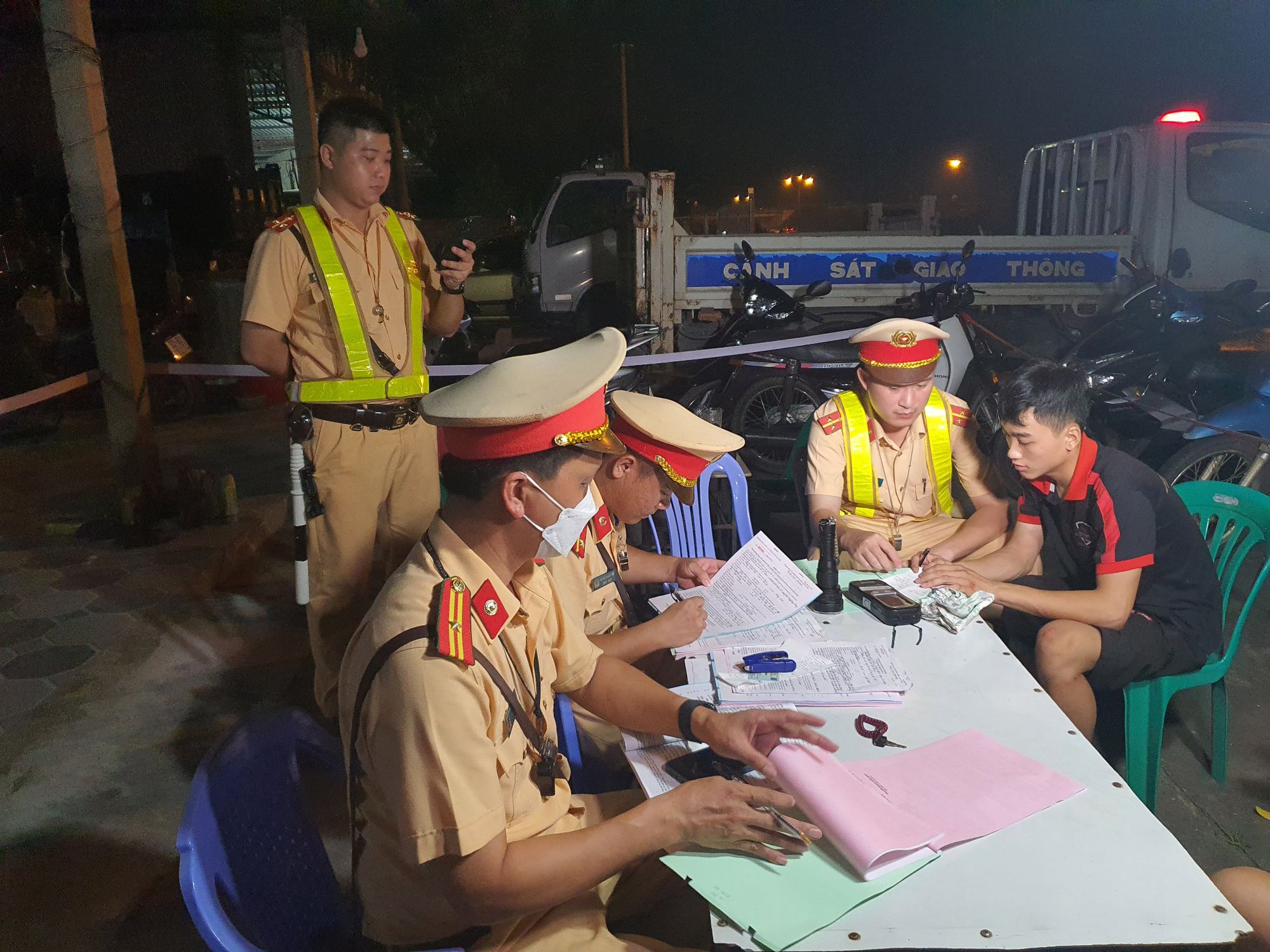 CSGT lập biên bản phạt gần 800 nghìn vi phạm sau 3 tháng cao điểm - Ảnh 4.